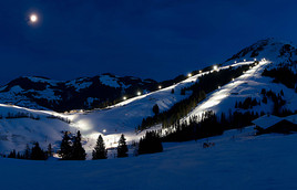 Ganze 255 Lampen erleuchten die Nachtabfahrten der Bergbahnen Söll, mit 5 Strecken auf insgesamt 10 Pistenkilometern gehört Söll zu den größten  ...