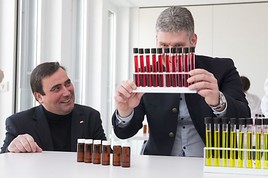 Im Bild v.l.n.r.: Geschäftsführer der LVA GmbH. Dr. Michael Gartner, LH-Stv. Dr. Sepp Leitner