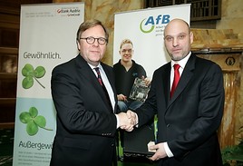 Bank Austria ermöglicht Österreichs erstes Gebärdensprachenlexikon
und unterstützt AfB ('Arbeit für Behinderte') mit 480 Altgeräten