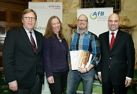 BILD zu OTS - Im Bild v.l.n.r.: Willibald Cernko, Bank Austria Vorstandsvorsitzender, Sonja Winklbauer, Sprachenzentrum Uni Wien, Georg Marsh, shake  ...