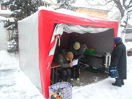 Extreme Temperaturen in Osteuropa: 10.000 warme Mahlzeiten für
Obdachlose in der Ukraine von Volkshilfe - BILD