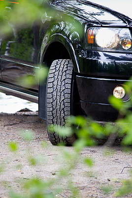 Neuer Nokian Rotiiva AT Sommerreifen bietet festen Griff und stabile Haltbarkeit für SUV / Steinschleudern reinigen die Profilrillen =
