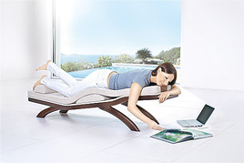 Eine bestechend einfache Innovation im Interieur Design: Chaise Lounges von LIOGY ermöglichen eine bequeme Bauchlage beim Lesen, Arbeiten und  ...