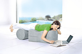Eine bestechend einfache Innovation im Interieur Design: Chaise Lounges von LIOGY ermöglichen eine bequeme Bauchlage beim Lesen, Arbeiten und ... Eine bestechend einfache Innovation im Interieur Design: Chaise Lounges von LIOGY ermöglichen eine bequeme Bauchlage beim Lesen, Arbeiten und ...