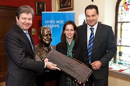 HYPO NOE Gruppe erwirbt lang verschollene 'Staatsvertrags'- Zither
Julius Raabs - BILD