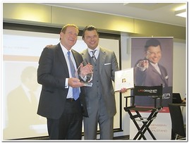 BEST of BEST Award für den Business-Vordenker und Bestsellerautor Edgar Geffroy durch Paul Misar in Wien.