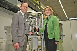 Austrian Center of Competence in Mechatronics (ACCM) Nationalratsabgeordnete Ruperta Lichtenecker zu Gast im Austrian
Center of Competence in Mechatronics - BILD