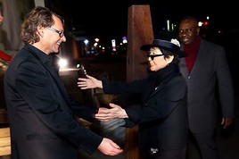 Im Bild v.l.n.r.: Hans-Peter Wipplinger (Direktor Kunsthalle Krems) und Yoko Ono Im Bild v.l.n.r.: Hans-Peter Wipplinger (Direktor Kunsthalle Krems) und Yoko Ono