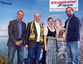 BILD zu TP/OTS - Die Vertreter des Tourismusverbandes mit Geschäftsführer Max Salcher und Obmann Alexander Aigner bei der Übergabe eines kleines  …