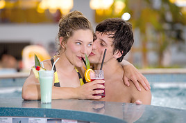 BILD zu TP/OTS - Pärchen an der Poolbar