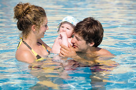 BILD zu TP/OTS - Eltern mit Kind in der Therme.