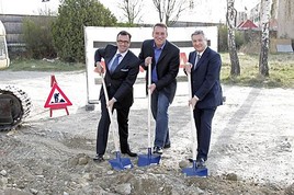 BILD zu OTS - Im Bild (v.l.n.r.): Ing. Dr. Bernd Bartosek (Bartosek Projektbetreuung GmbH), Bezirksvorsteher Norbert Scheed, Dr. Hannes Füreder  …