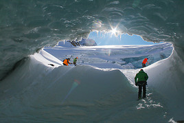 BILD zu TP/OTS - Eishöhle im Mittelberg Ferner im Pitztal 2011.