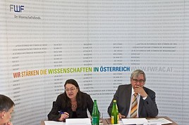 BILD zu OTS -  FWF-Jahrespressekonferenz: Christoph Kratky (Präsident des FWF) und Dorothea Sturn (Geschäftsführerin des FWF) präsentieren die  …