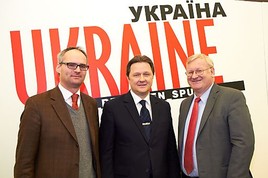 BILD zu OTS - Im Bild v.l.n.r. Mag. Wolf-Dietrich Heim (Österreichischer Botschafter in der Ukraine), Andrii Viktorovytsch Bereznyi (Botschafter der  …