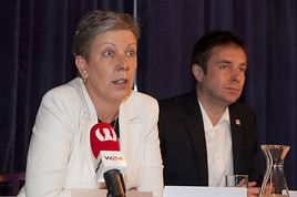BILD zu OTS - Sigrid Oblak, Geschäftsführerin Wien Holding GmbH. Im Bildhintergrund - Kurt Raunjak, Chefredakteur W24