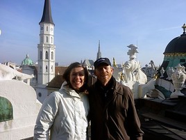BILD zu OTS - Regisseur Ron Howard und Vienna Film Commission-Geschäftsführerin Marijana Stoisits auf der Michaeler-Kuppel