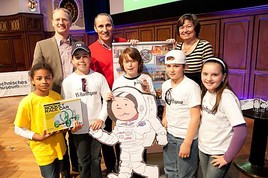 BILD zu OTS - Im Bild v.l.n.r.: Peter Habison (Technisches Museum Wien), Franz Viehböck (Astronaut), Michaela Gitsch (FFG) mit der Gewinnerklasse