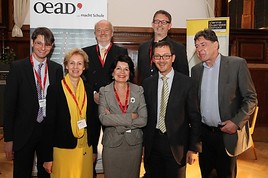 Im Österreichischen Austauschdienst wird 2012 unter dem Motto 'OeAD
macht Schule' ein Schul-Schwerpunkt gesetzt.  - BILD