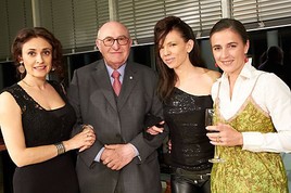 BILD zu OTS - Im Bild v.l.n.r.:  Andrea Profant (Sängerin von Miss Moravia),Generaldirektor Dr. Günter Geyer (CEO Vienna Insurance Group), Bella  …