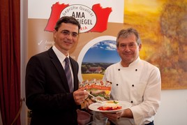 BILD zu OTS - Im Bild: Dr. Peter Hamedinger (AMA-Produktmanager für Milch und Milchprodukte) und Anton Schrei (Küchenchef im Stadtgasthaus Eisvogel)