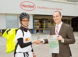 BILD zu OTS - Voller Stolz übernimmt Andreas Wagner (Head of SHE Management) den ÖkoBusinessPlan-Betrieb Preis 2012 von Fahrradbotin Hunter