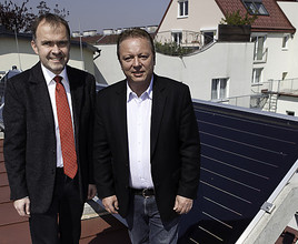 SPÖ-Umweltsprecher Hannes Weninger und der Geschäftsführer von Austria Solar Roger Hackstock überzeugen sich von den Möglichkeiten der  …