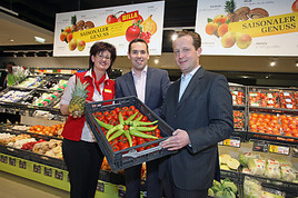 BILD zu OTS - Im Bild v.l.n.r.: Maria Weinkirn (BILLA Marktmanagerin), Stefan Schachinger (BILLA Vertriebsmanager), Robert Nagele (BILLA  …