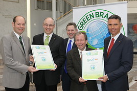 BILD zu OTS - Im Bild v.l.n.r.: Norbert Lux, COO der GREEN BRANDS Organisation; KR Martin Essl, Vorstandsvorsitzender von bauMax; Dipl.-Ing. Dr.  …