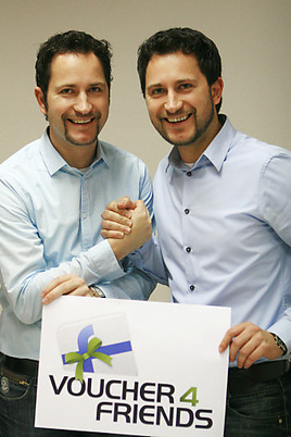 BILD zu TP/OTS - Peter (re.) und Günther Praher, GF der Linzer Firma INCERT.at, präsentieren das Welcome Cockpit für die wartungsfreie  …