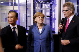 BILD zu OTS - Friedhelm Loh begrüßt Bundeskanzlerin Dr. Angela Merkel und Chinas Regierungschef Wen Jiabao bei Rittal auf der Hannover Messe 2012.