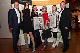 BILD zu OTS - Im Bild: v.l.n.r. Karl Domoracky (Geschäftsführer Collonil Österreich), Elisabeth Pachucki (Model, 2. Platz Crazy Shoe Award),  …