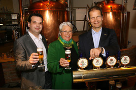 BILD zu TP/OTS - vlnr. Nikolaus Riegler - designierter Geschäftsführer Privatbrauerei Hirt,  Astrid Matchett-Krenn - Gesellschafterin  …