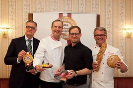 BILD zu OTS -  Im Bild v.l.n.r.: Dr. Stephan Mikinovic (Geschäftsführer AMA-Marketing GesmbH), Dr. Paulus Stuller (K. und K. Hofzuckerbäckerei  …