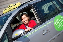 BILD zu OTS - Die Linzer Taxiunternehmerin Edith Verdi hat mit ihrem VW Touran EcoFuel seit 2009 bereits 240.000 Kilometer zurückgelegt: Ich bin  …