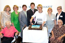 BILD zu OTS - Beim Anschneiden der Geburtstagstorte im Haus der Barmherzigkeit Poysdorf (v.l.n.r.): Bürgermeisterin Gertrude Riegelhofer, Haus- und  …