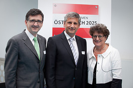 BILD zu OTS - Sprecher von Unternehmen Österreich 2025: Regina Prehofer (WU Wien) und Bernhard Gröhs (Deloitte) mit Vizekanzler Michael  …