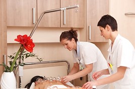 BILD zu OTS - Schröpfen wird im Hartmannspital vor allem in der Schmerztherapie angewandt.