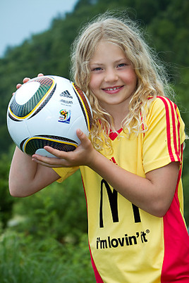 McDonald's Fußball Eskorte: Hand in Hand mit den Fußball-Stars - BILD