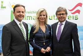 BILD zu OTS - Im Bild (v.l.): Umweltminister Niki Berlakovich, Moderatorin Claudia Reiterer, ORF-Generaldirektor Alexander Wrabetz starteten den  …