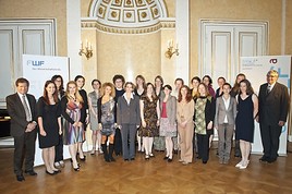 BILD zu OTS - Karlheinz Töchterle und Christoph Kratky im Kreise der Hertha-Firnberg- und Elise-Richter-Stelleninhaberinnen 2011.