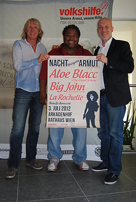 BILD zu OTS - v.l.: Ewald Tatar (Nova Music), Big John Whitfield und Erich Fenninger (Volkshilfe) präsentieren das Konzert der Volkshilfe Benefiz  …