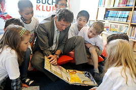 BILD zu OTS - Dr. Karlheinz Töchterle mit Schülerinnen und Schülern der Volksschule Johann Hoffmann in Wien-Meidling bei der Übergabe des  …