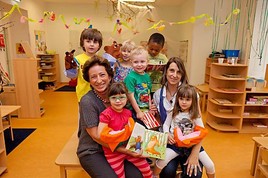 BILD zu OTS - Obfrau KommR Römer und Kindergartenleiterin Hromatko mit Kindern bei der Präsentation des Kinderbuches Zirkus!.
