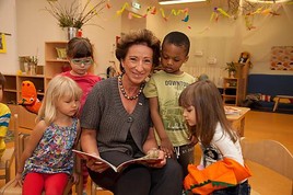 BILD zu OTS - Obfrau KommR Römer mit Kindern bei der Präsentation des Kinderbuches Zirkus!.