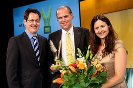 BILD zu OTS - Im Bild v.l.n.r.: Dr. Rainer Trefelik (Präsident des Fonds der Wiener Kaufmannschaft), Ing. Reinhard Backhausen (Preisträger MERKUR  …