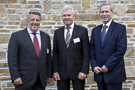 BILD zu OTS - v.l.n.r.: KR Otto Ordelt, Geschäftsführer der Knauf GmbH, Ing. Josef Gruber, Präsident des ÖFV und KR Franz Hartmann,  …