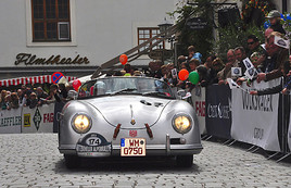 BILD zu TP/OTS - 25. Kitzbüheler Alpenrallye. Tausende Zuschauer werden auch heuer wieder zur abschließenden Fahrzeugparade in der Kitzbüheler  …