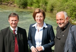 BILD zu OTS - Im Bild v.l.n.r.: Ing. Leopold Hofbauer (Bürgermeister Opponitz), Dipl.-Ing. Dr. Susanna Zapreva (Geschäftsführerin Wien Energie),  …