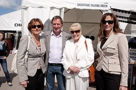 BILD zu OTS - greenEXPO-Botschafter Franz Klammer mit Friedensnobelpreisträgerin Betty Williams bei der greenEXPO12 auf dem Wiener Heldenplatz (ganz  …